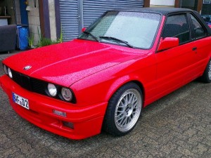 BMW Coupe (man achte auf das Kennzeichen, sein ganzer Stolz)