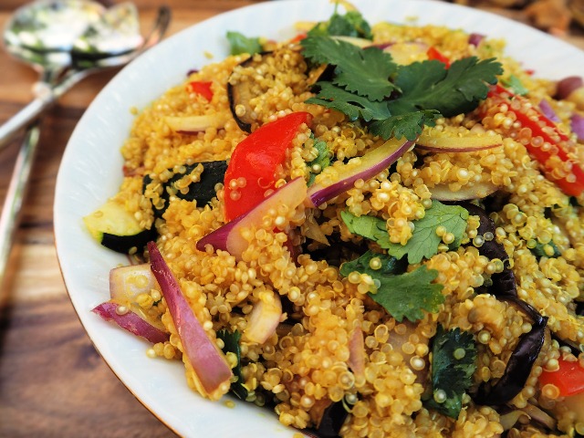 proteinreiche Lebensmittel, Quinoa Salat, Quelle: pixabay