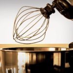 Die Küchenmaschine, die einzelne Arbeitsschritte übernimmt, wie etwa das Rühren, Mixen und Häckseln ist ein Must-have in der Küche. Der Vollautomat mit Kochfunktion beraubt den passionierten Koch seiner kreativen Tätigkeit.