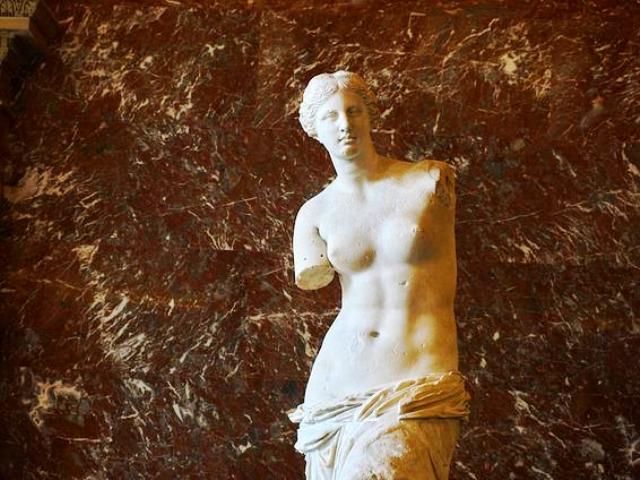 Louvre-Museum, Die elegante Venus von Milo, Bild von NakNakNak auf Pixabay