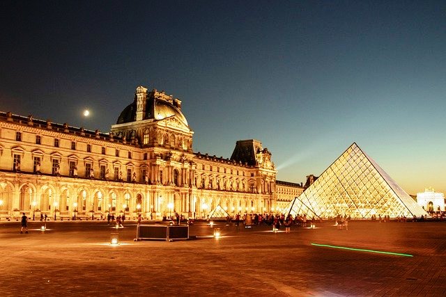 Louvre-Museum, Bild von Rodrigo Pignatta auf Pixabay