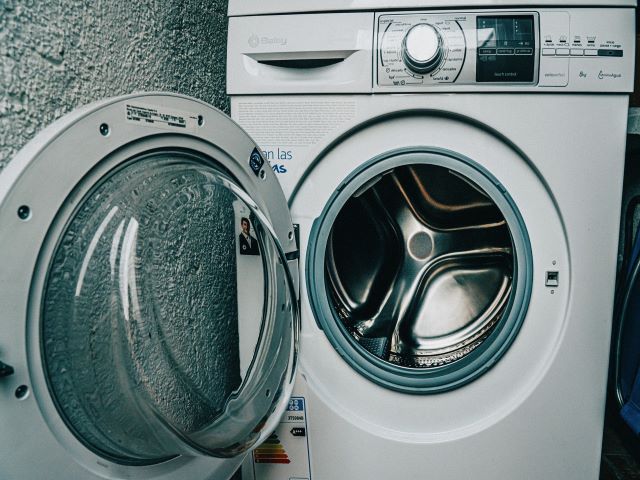 Waschmaschine am Waschbecken anschließen, Bild von Antonio Cansino auf Pixabay