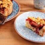 Pflaumenkuchen mit Pudding und Zimtstreuseln