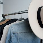 Mit wenigen Teilen viele Looks: So funktioniert eine praktische Capsule Wardrobe