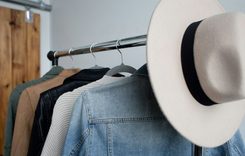 Mit wenigen Teilen viele Looks: So funktioniert eine praktische Capsule Wardrobe