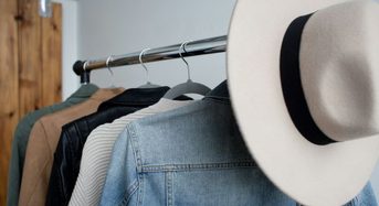 Mit wenigen Teilen viele Looks: So funktioniert eine praktische Capsule Wardrobe
